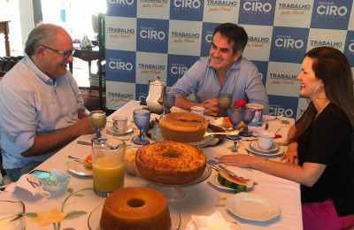 Kleber Montezuma toma café da manhã com Ciro e Iracema